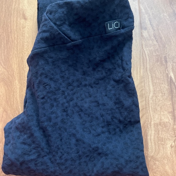 Lici Fit- black leopard scrunch leggings limited edition - Picture 3 of 4